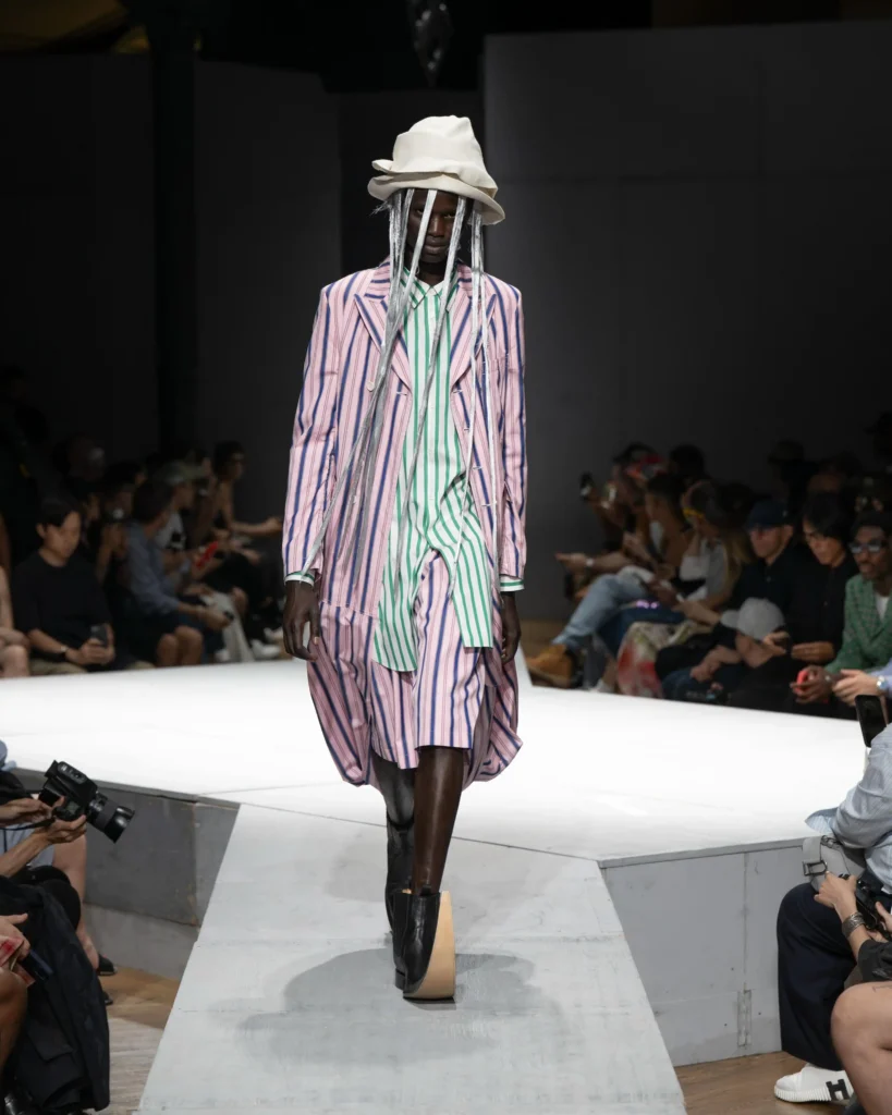 Image of a model walking the COMME des GARÇONS SS27 show