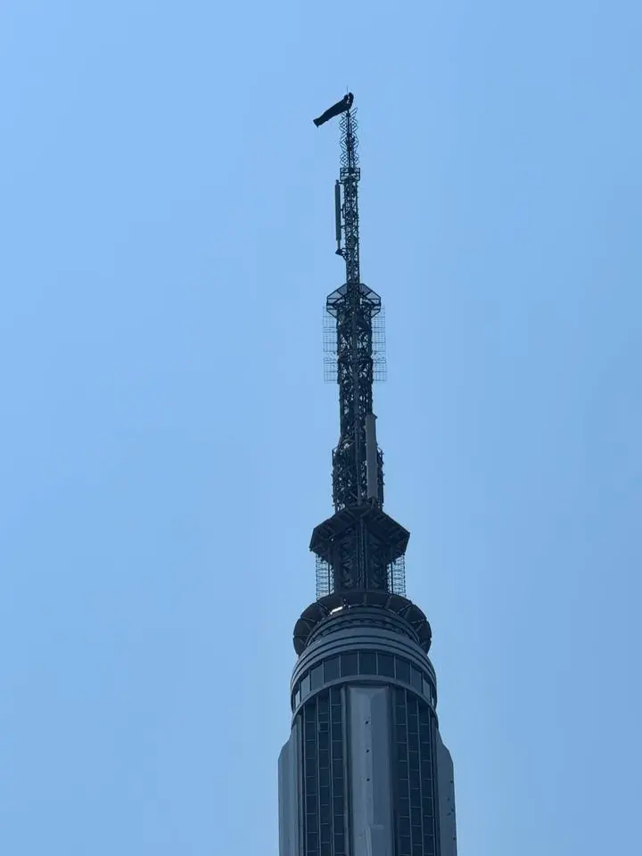NYC-Climber-Couple-2 - Soigné Middle East Image of a flag at the top of the Empire State Building placed by NYC couple Angela Nikolau and Ivan Beerkus