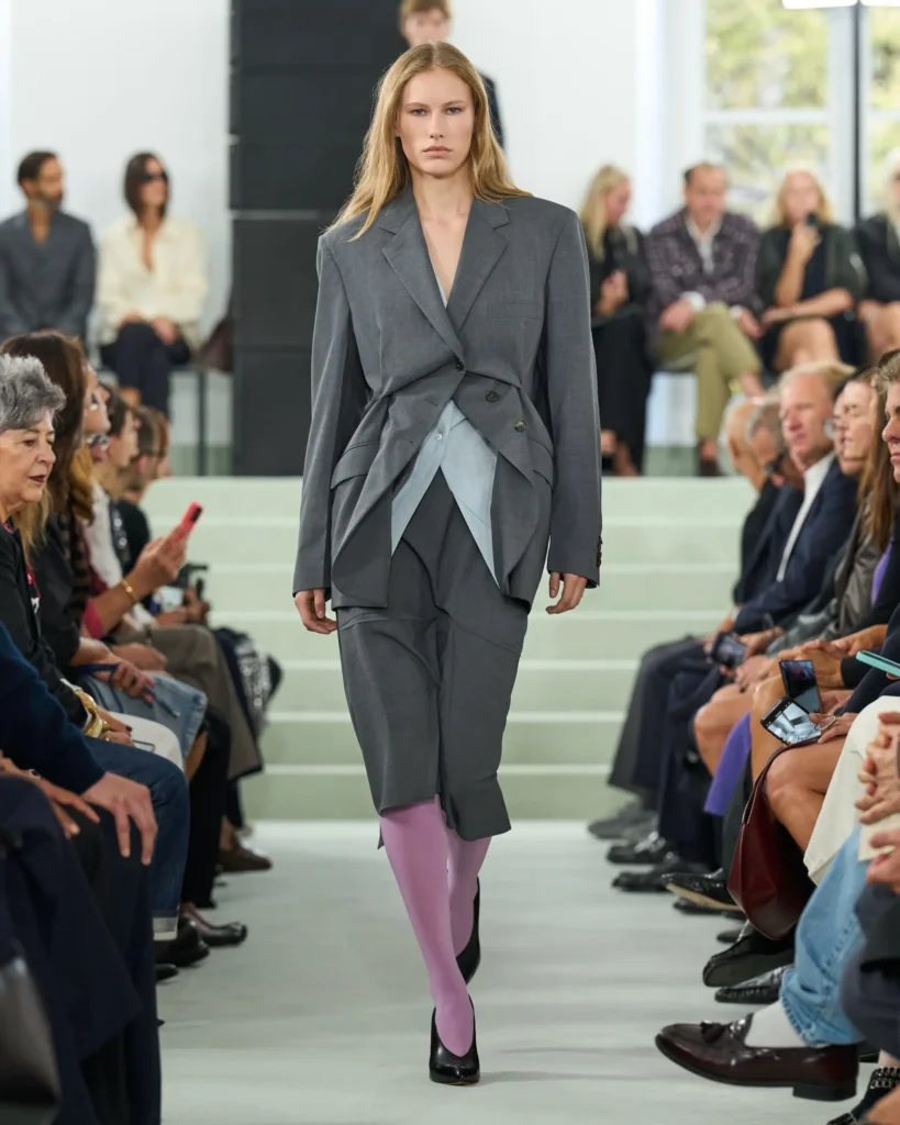 A model walking the Jil Sander ss27 show