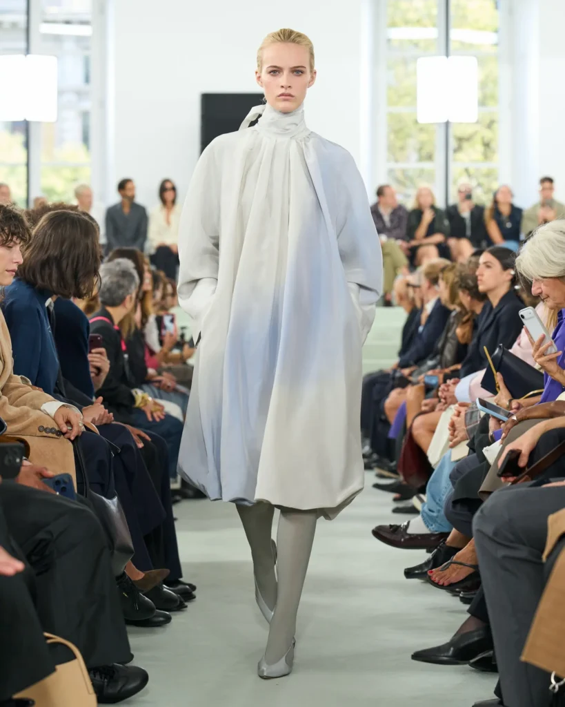 A model walking the Jil Sander ss27 show