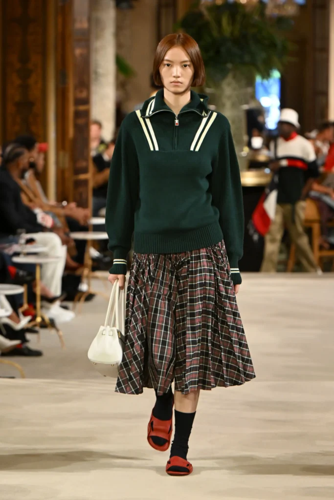Tommy-Hilfiger-SS27-2 - Soigné Middle East Image of a model walking the Tommy Hilfiger SS27 show