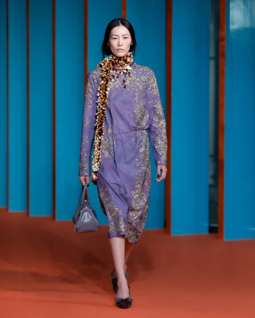 Tory-Burch-SS27-1 - Soigné Middle East Image of a model walking the Tory Burch SS27 show