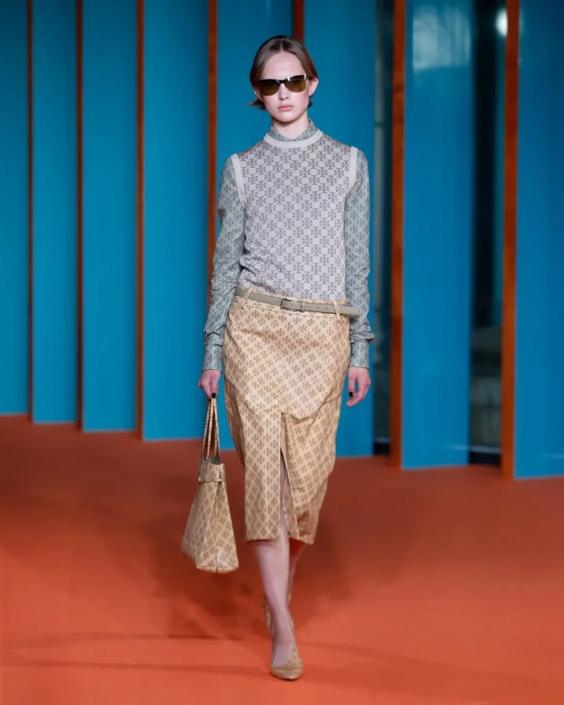 Tory-Burch-SS27-2 - Soigné Middle East Image of a model walking the Tory Burch SS27 show
