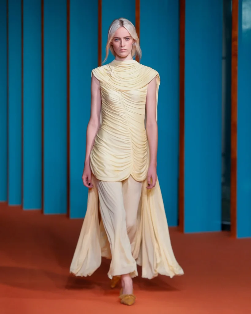 Tory-Burch-SS27-3 - Soigné Middle East Image of a model walking the Tory Burch SS27 show
