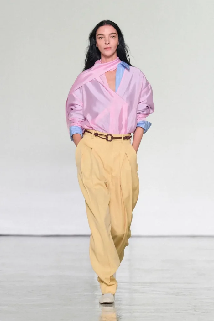 A model walking the Bottega Veneta SS27 show