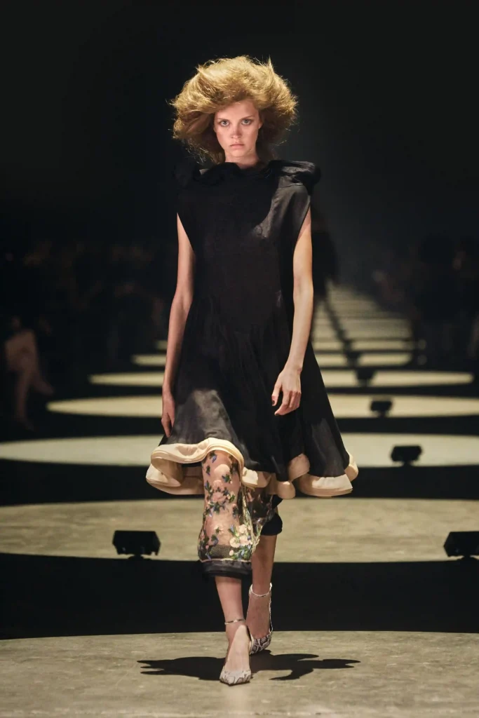 khaite-SS27-80s-hair - Soigné Middle East Image of a model walking the Khaite SS27 show