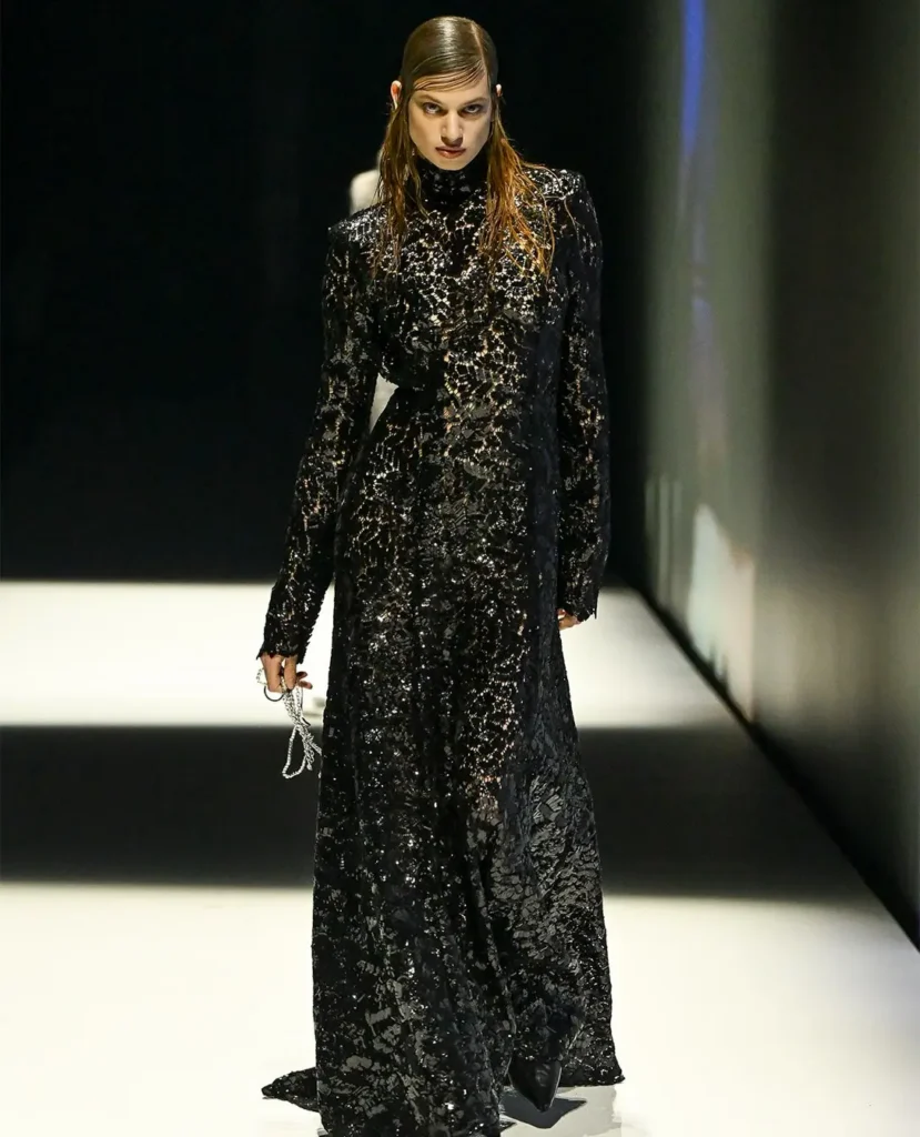 london-fashion-week-ss27-hm-1 - Soigné Middle East Image of a model walking the H&M runway show