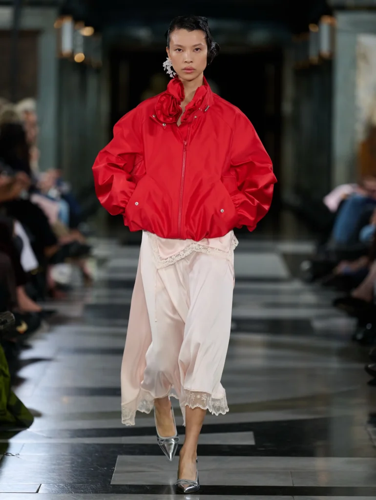 london-fashion-week-ss27-simone-rocha - Soigné Middle East Image of a model walking the Simone Rocha SS27 show
