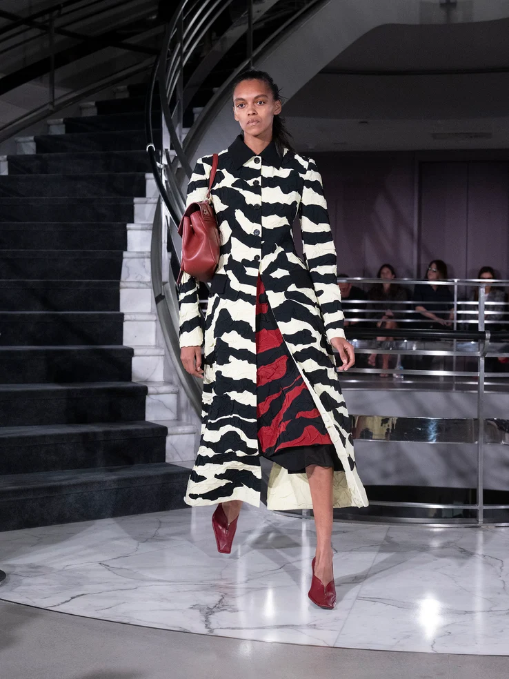 proenza-schouler-ss27-1 - Soigné Middle East Image of a model walking the Proenza Schouler SS27 show