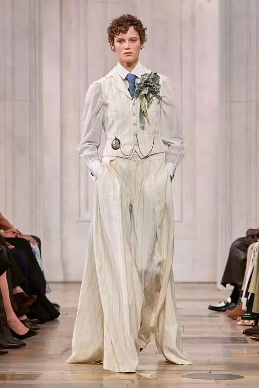 ralph-lauren-SS27-2 - Soigné Middle East Image of a model walking the Ralph Lauren SS27 show