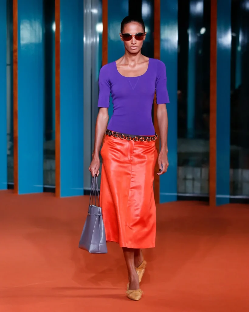 tory-burch-ss27-4 - Soigné Middle East Image of a model walking the Tory Burch SS27 show