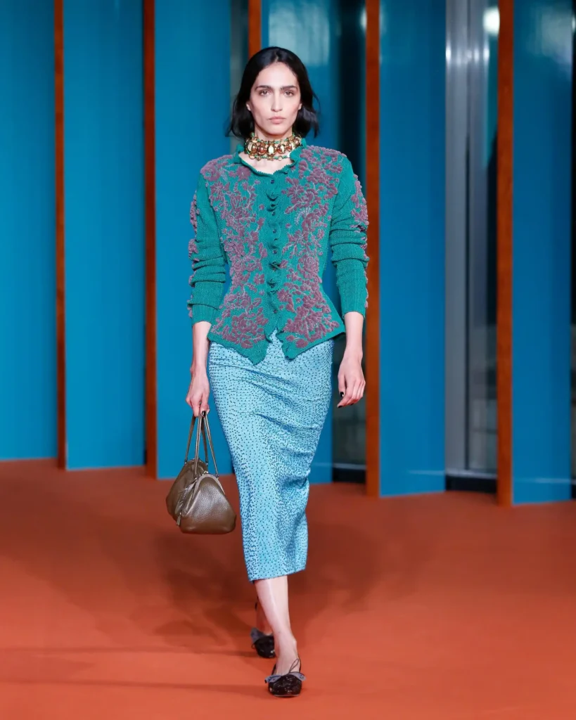 tory-burch-ss27-5 - Soigné Middle East Image of a model walking the Tory Burch SS27 show
